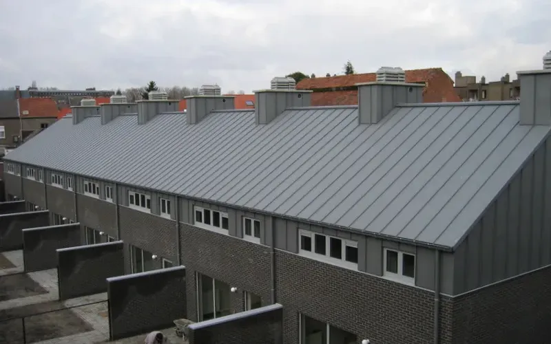 Zinken dakbedekking met staande naad - resultaat van Sani Systems plooiwerk