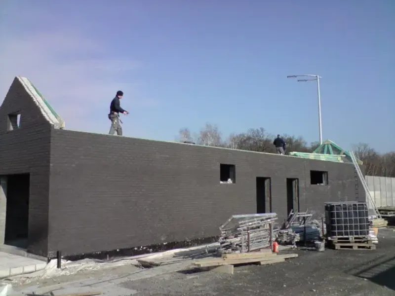 Sani Systems team aan het werk op de bouwplaats