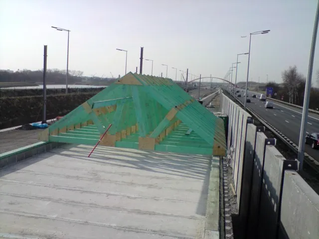 Diabolo E19 Detail - brug met groene dakbedekking