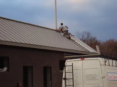 Sani Systems vakmensen aan het werk op een dak